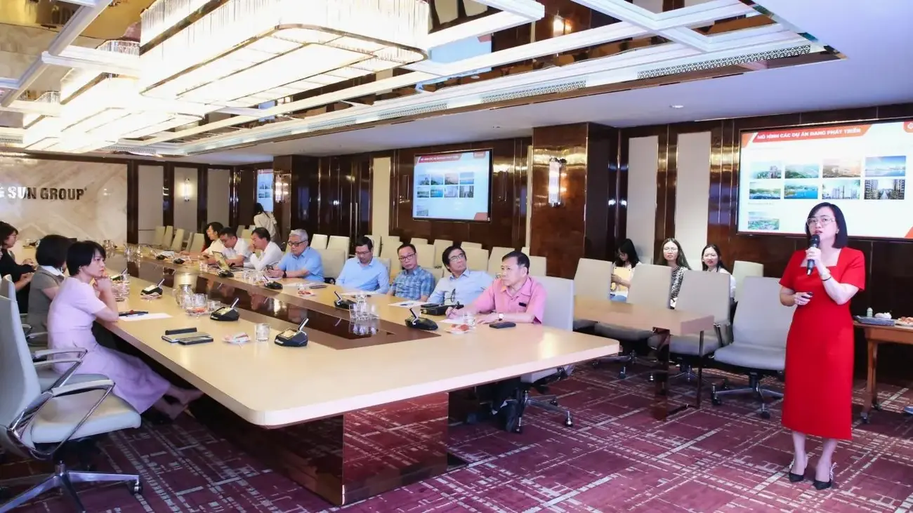 Bà Nguyễn Kiều Anh, Giám đốc Marketing và R&D của Sun Property, trình bày tại buổi làm việc với Hội đồng Giám khảo.