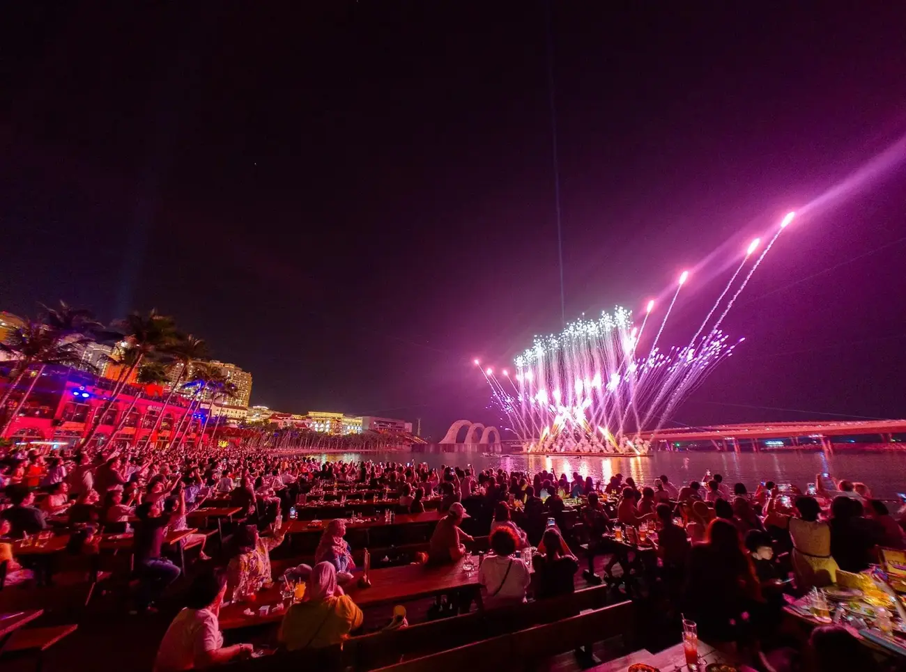Các show diễn nghệ thuật đình đám được tổ chức mỗi tối tại Thị trấn Hoàng Hôn thu hút lượng lớn du khách. Ảnh: Ánh Dương.