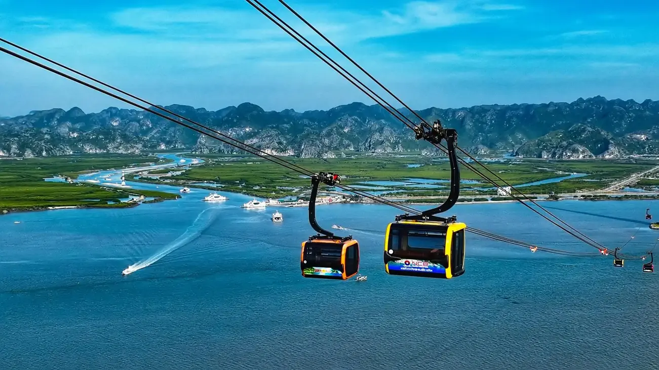 Cáp treo Cát Hải – Phù Long kết nối nhanh chóng và thuận tiện trên tuyến đường xanh tại Cát Bà. Ảnh: Ánh Dương.