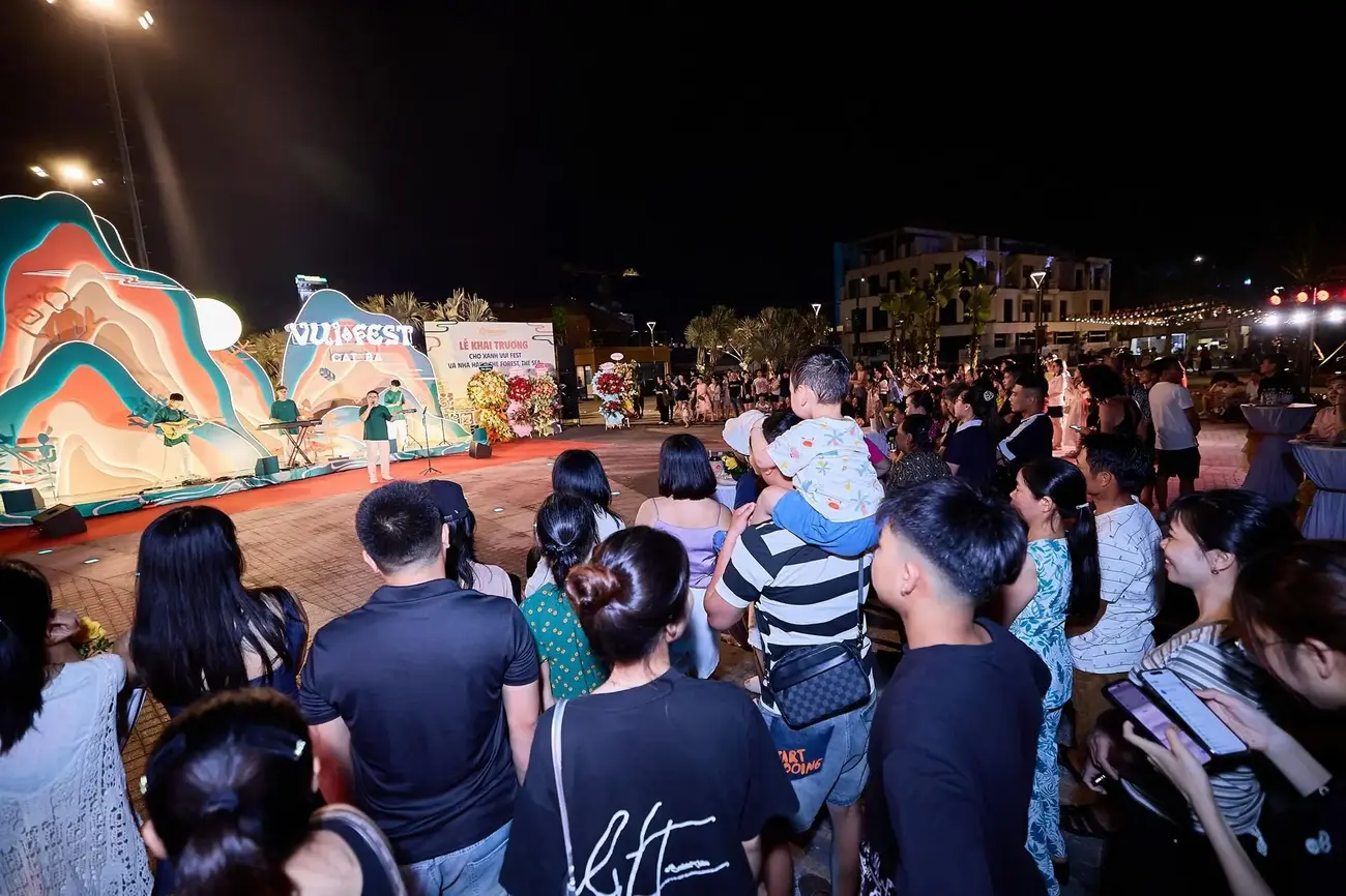 Chợ đêm VUI-Fest Cát Bà thu hút đông đảo du khách với các hoạt động giải trí đa dạng. Ảnh: Ánh Dương.