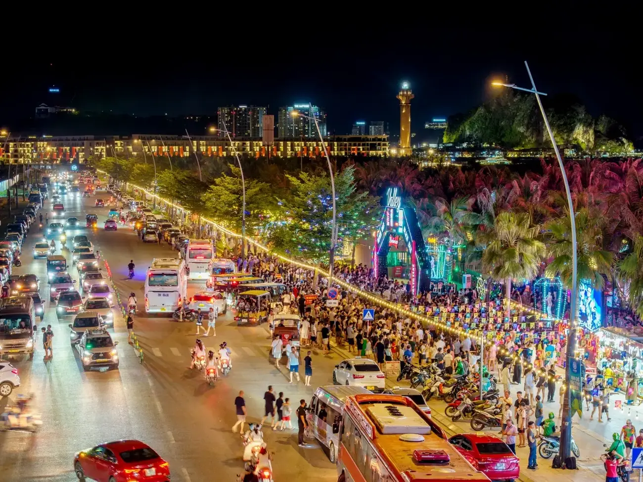 Chợ đêm VUI-Fest tại Bãi Cháy thu hút đông đảo người dân và du khách. Ảnh: AD
