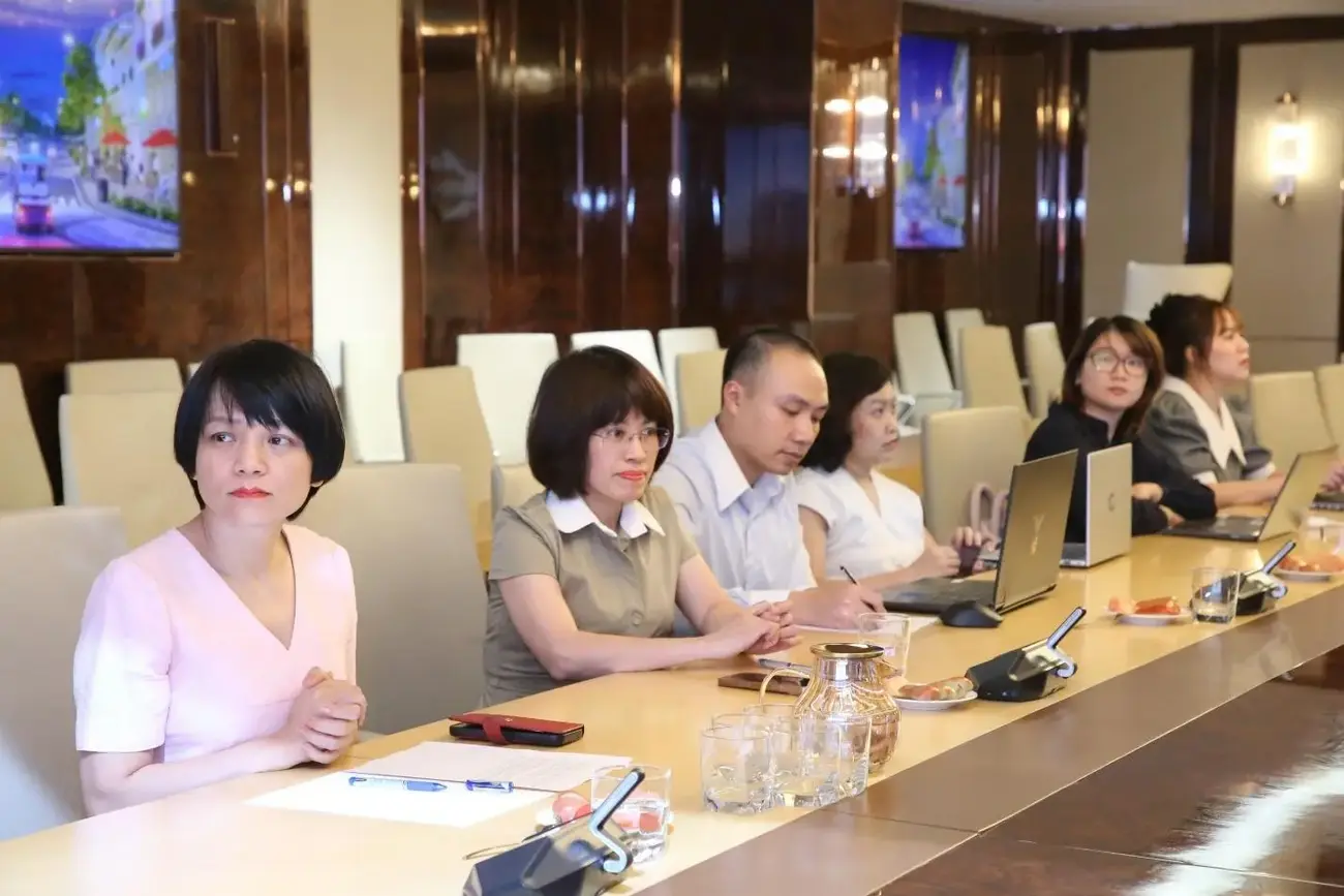 Đại diện Sun Property trình bày chiến lược phát triển dự án tại buổi làm việc với Hội đồng Giám khảo Giải thưởng.