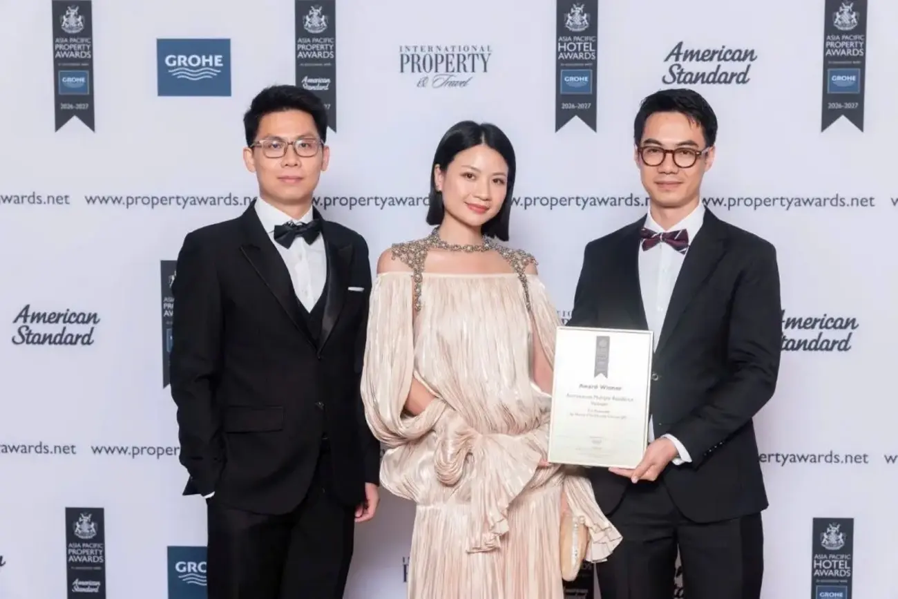 Đại diện The Komorebi nhận giải “Architecture Multiple Residence Vietnam” tại Asia Pacific Property Awards. Ảnh: Vinhomes