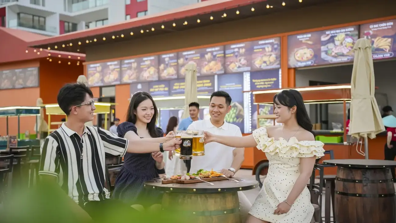 Du khách thưởng thức bia thủ công Sun KraftBeer tại Sun Bavaria Ha Long. Ảnh: Sun Group