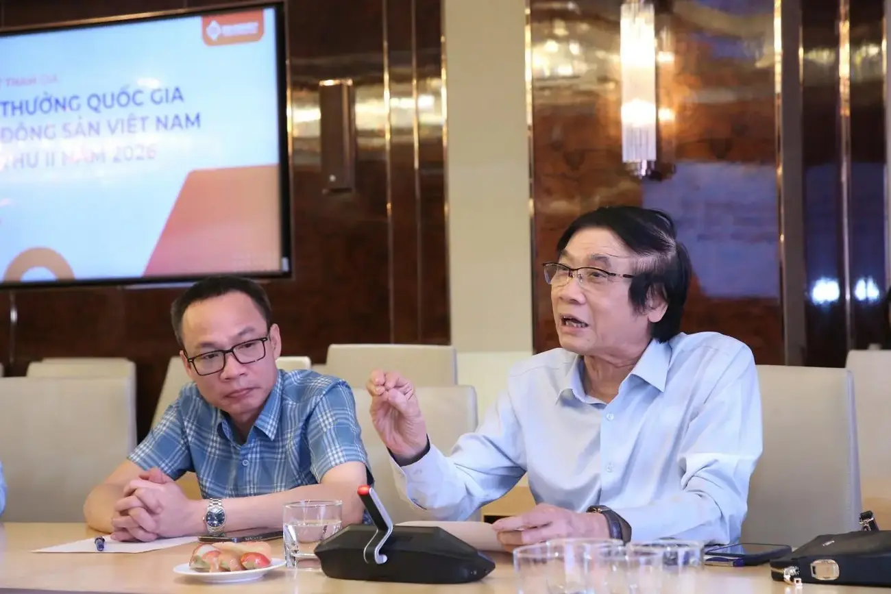 GS. TSKH. NGND Vũ Minh Giang (phải) chia sẻ ý kiến tại buổi làm việc với Sun Property. (Ảnh: Tùng Dương)