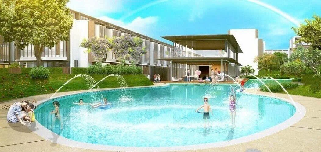 Cư dân tận hưởng làn nước mát tại hồ bơi chính của Senturia An Phú.