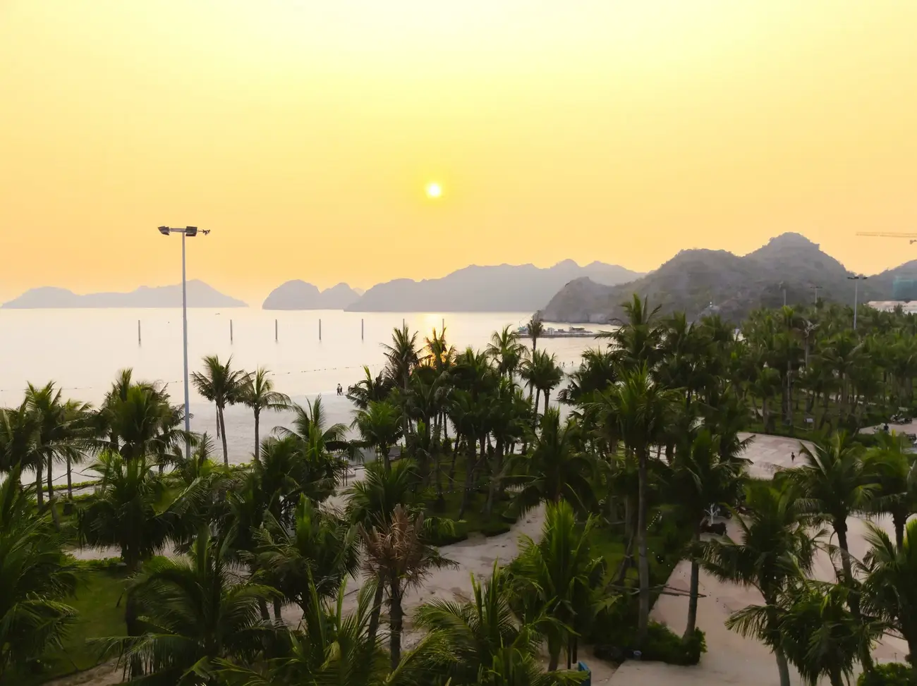 Hoàng hôn trên bãi biển Các Bà, nơi cư dân có thể tận hưởng không khí trong lành và vẻ đẹp thiên nhiên. Ảnh: Ánh Dương.