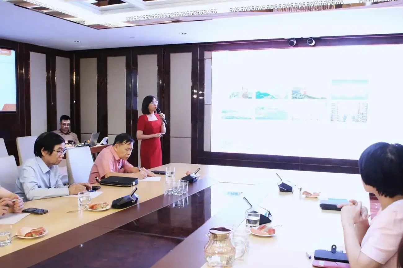 Hội đồng Giám khảo Chung khảo Giải thưởng Quốc gia Bất động sản Việt Nam lần thứ II lắng nghe phần trình bày của đại diện Sun Property. (Ảnh: Tùng Dương)