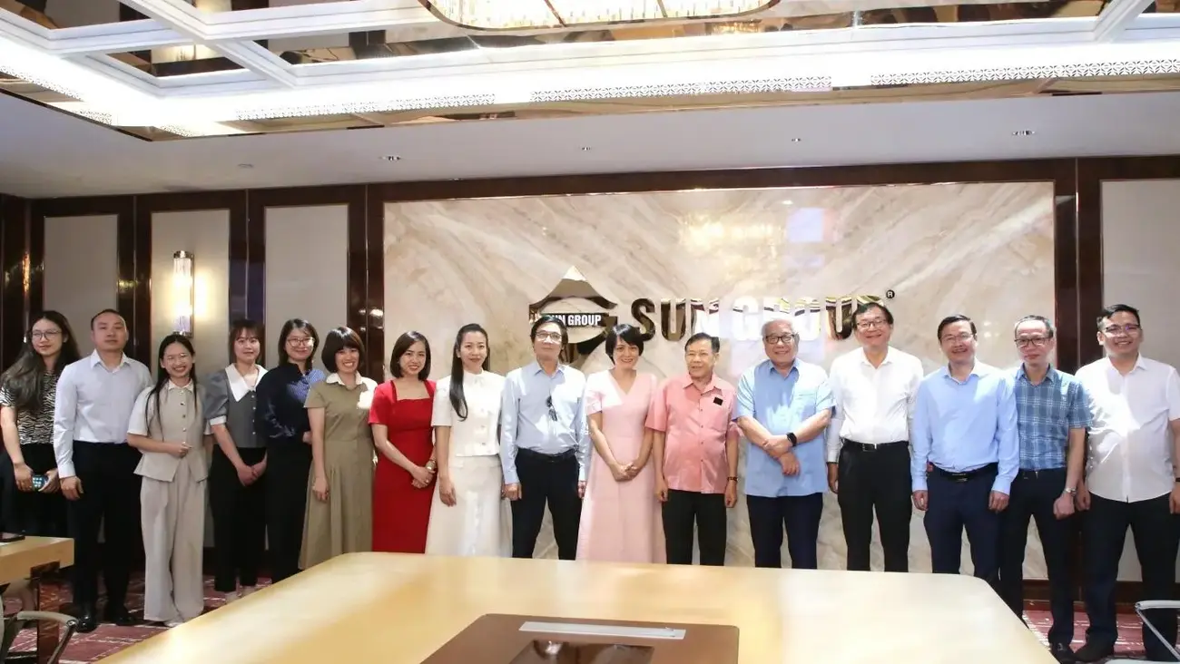 Hội đồng Giám khảo Chung khảo Giải thưởng Quốc gia Bất động sản Việt Nam lần thứ II và đại diện Sun Property. (Ảnh: Tùng Dương)