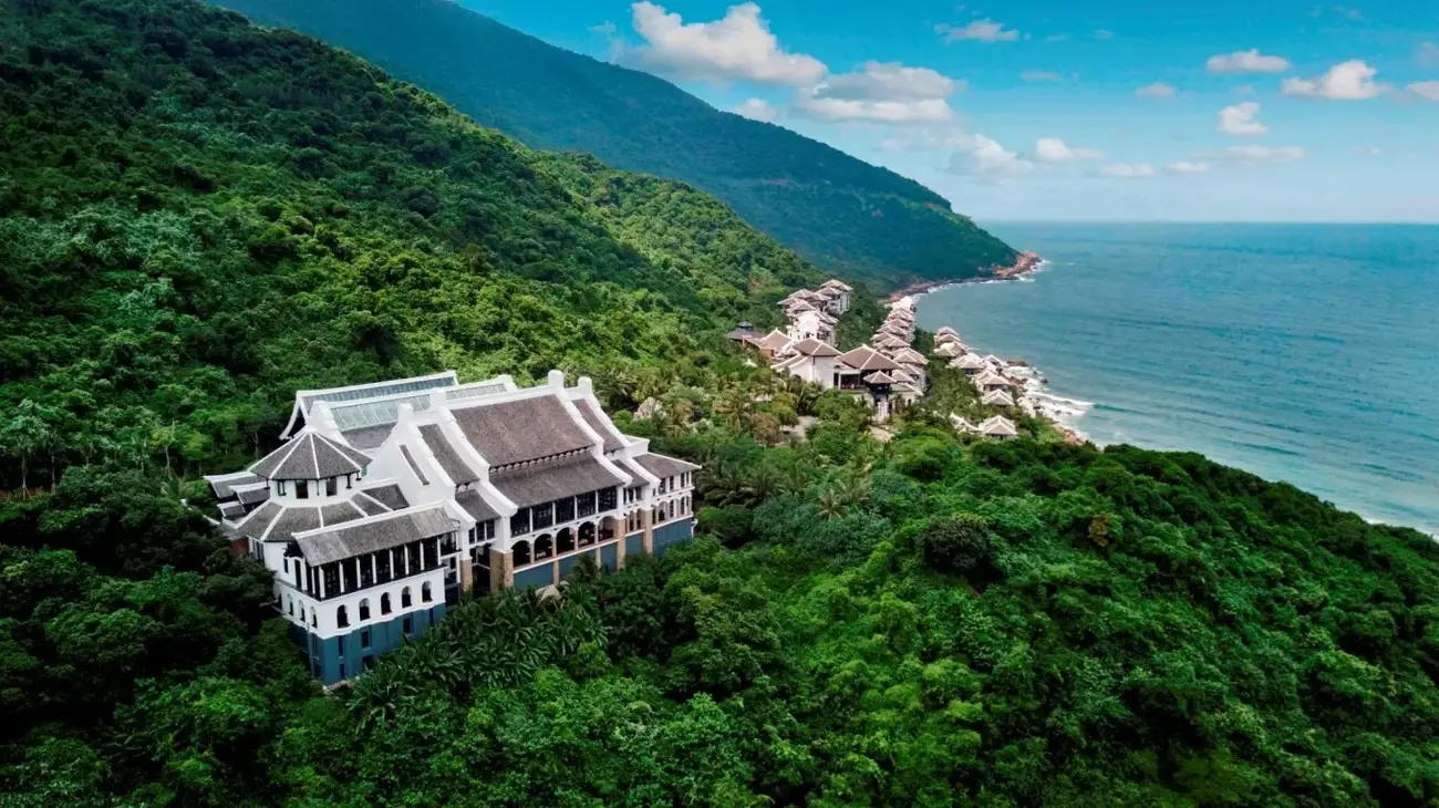 InterContinental Danang Sun Peninsula Resort với kiến trúc hài hòa cùng thiên nhiên xanh mát. Ảnh: Sun Group
