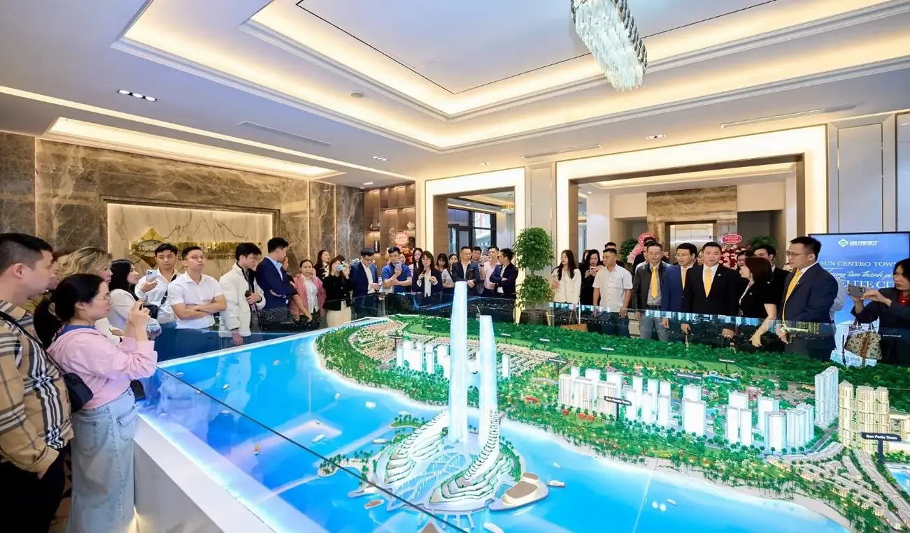 Khách hàng tham quan sa bàn đại đô thị Sun Elite City tại sự kiện khai trương Sun Gallery Hạ Long. Ảnh: Ánh Dương.
