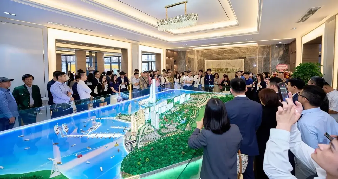 Khách tham quan trải nghiệm sa bàn dự án Sun Elite City tại Sun Gallery Hạ Long. Ảnh: Ánh Dương