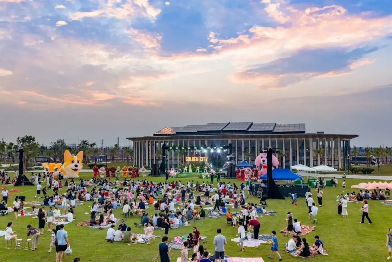 Không khí lễ hội tại Central Forest, Vinhomes Golden City với sự tham gia đông đảo của cư dân và du khách.