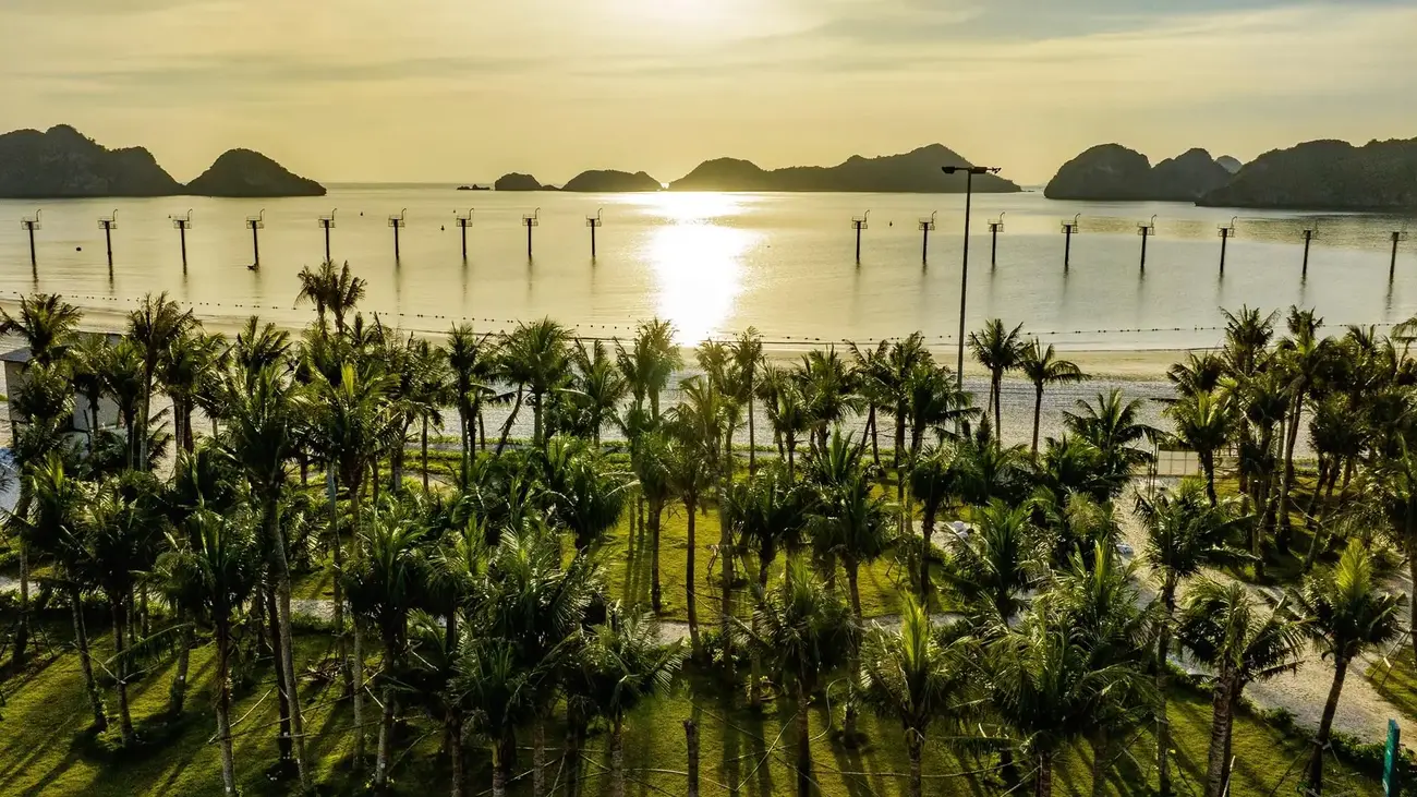 Khung cảnh thiên nhiên và hệ sinh thái xanh nổi bật tại Cát Bà vào buổi hoàng hôn. Ảnh: Ánh Dương.