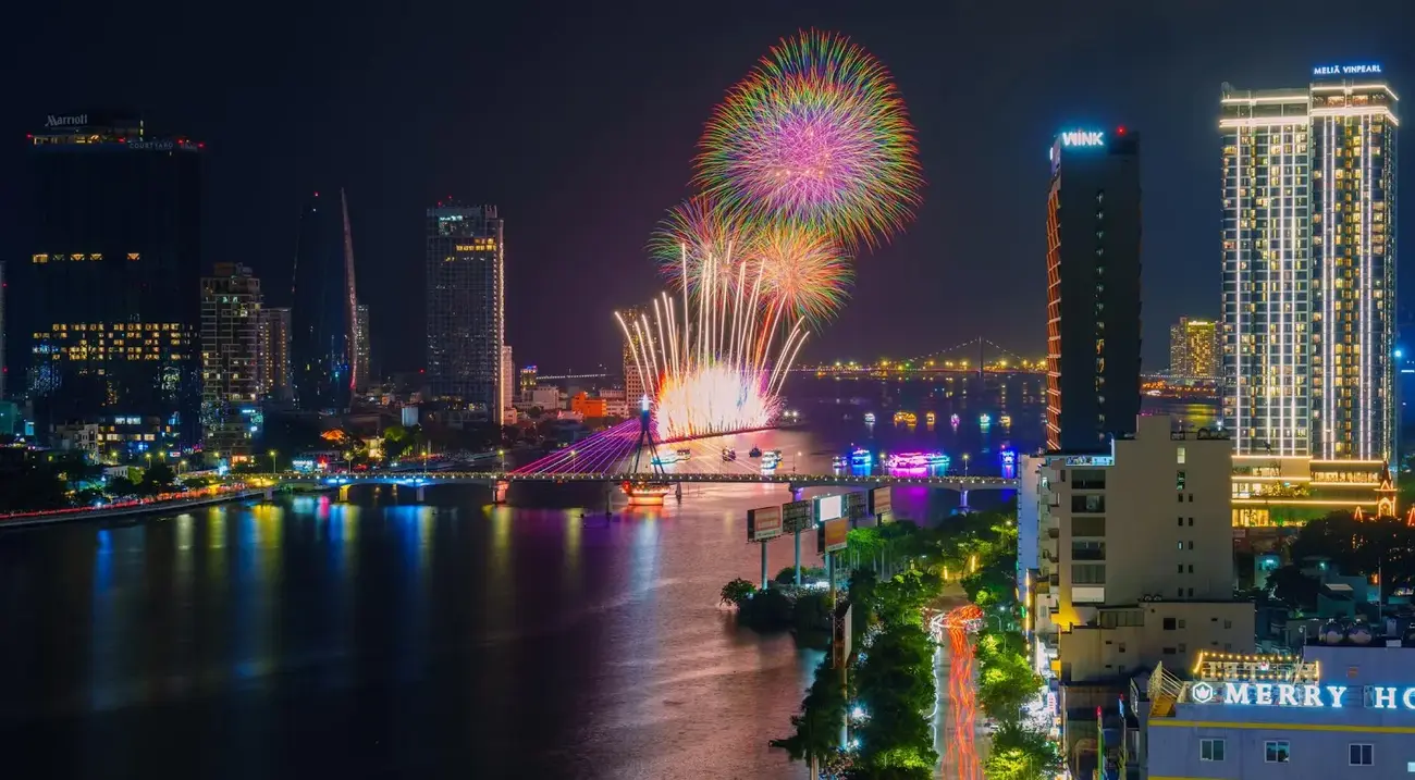 Lễ hội pháo hoa Đà Nẵng rực rỡ bên bờ sông Hàn, thể hiện sự phồn hoa và phát triển của thành phố.
