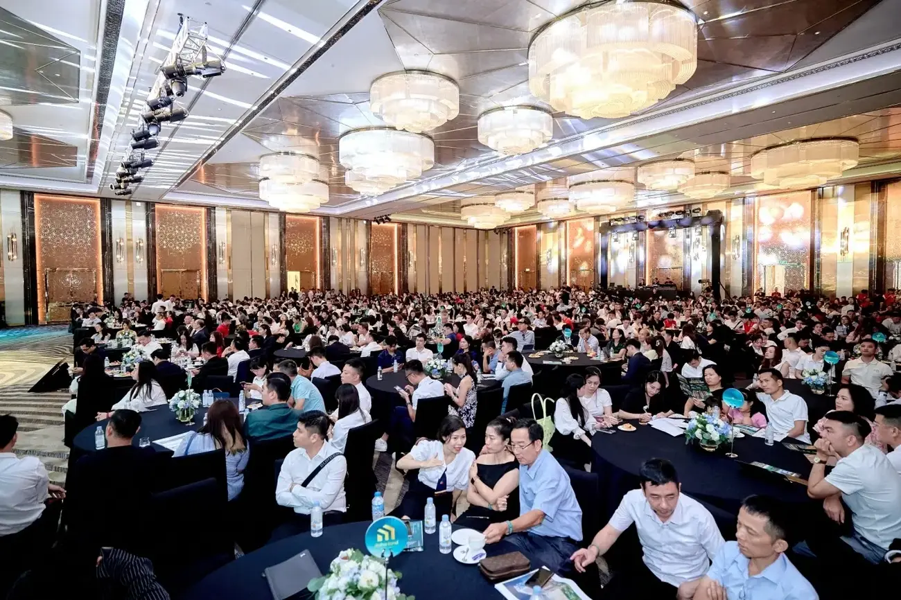Nhà đầu tư tham dự sự kiện ra mắt tổ hợp căn hộ Sun Centro Town thuộc Sun Elite City vào ngày 3/8. Ảnh: Ánh Dương