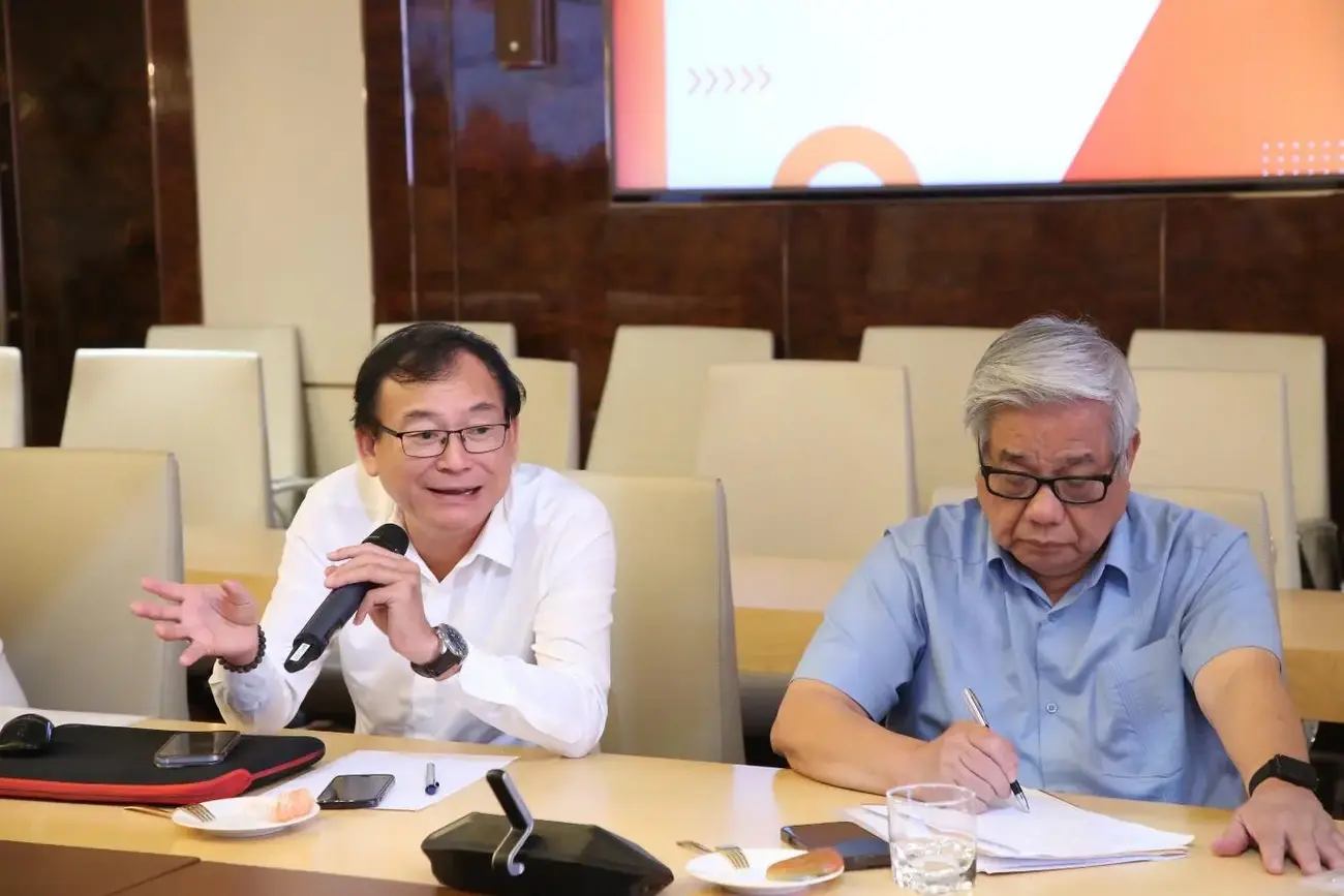 PGS. TS. Nguyễn Quang Tuyến và GS. TSKH. NGND Vũ Minh Giang chia sẻ ý kiến tại buổi làm việc với Sun Property. (Ảnh: Tùng Dương)