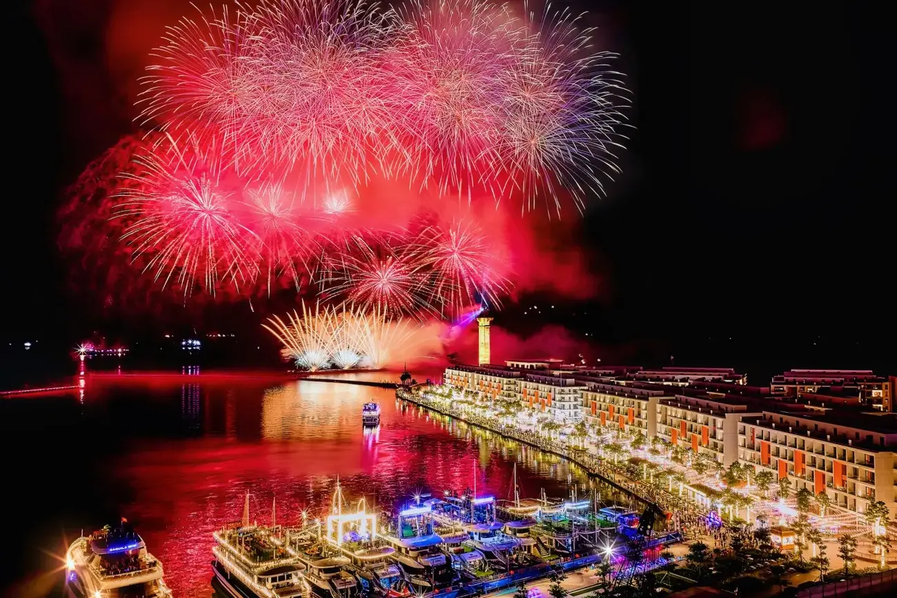 Pháo hoa rực rỡ tại Sun Elite City, mang đến không khí lễ hội sôi động bên vịnh Hạ Long. Ảnh: Sun Group.