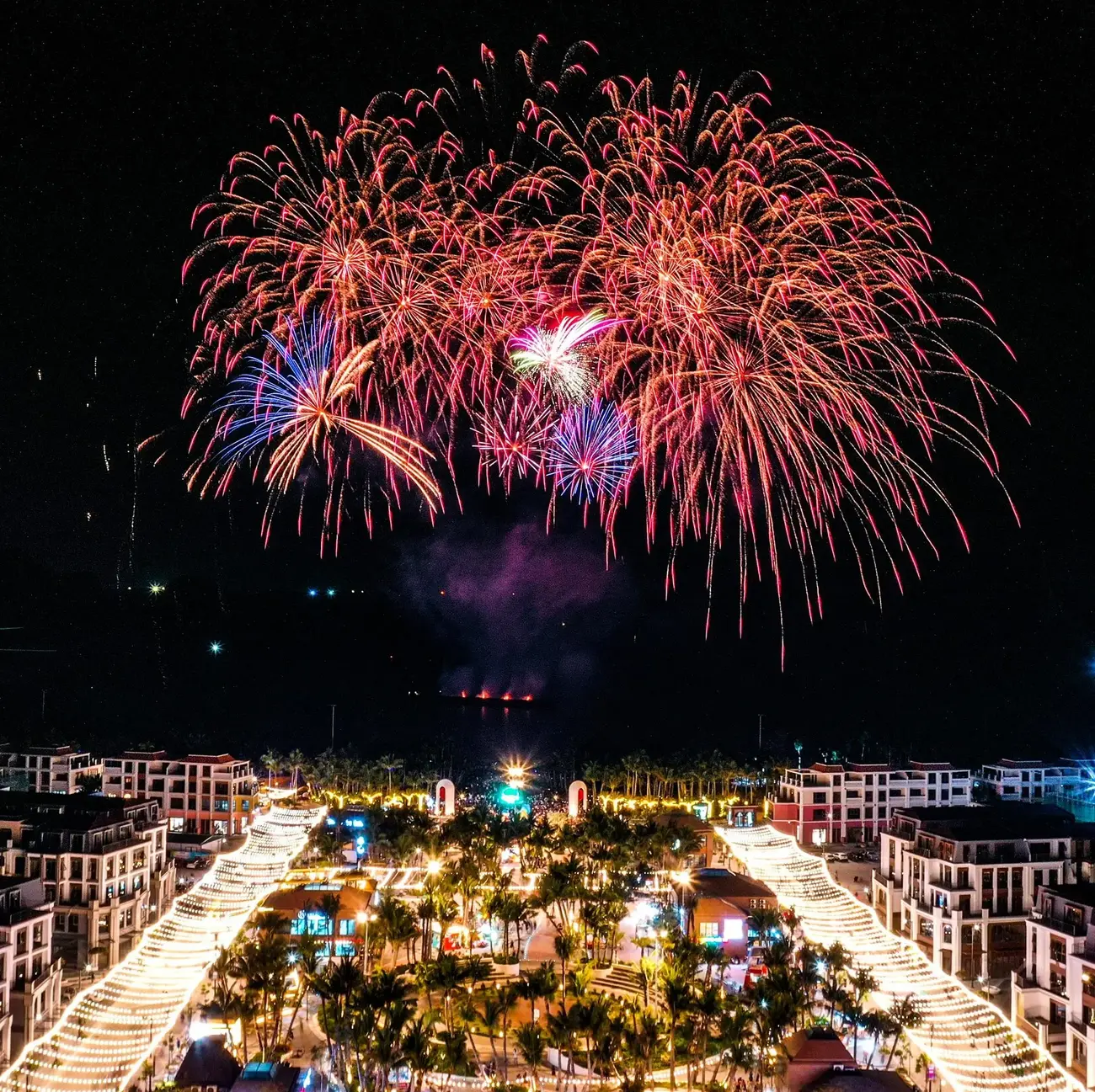 Pháo hoa rực rỡ về đêm tại Thành phố Vịnh trung tâm Xanh Island, Cát Bà. Ảnh: Ánh Dương.