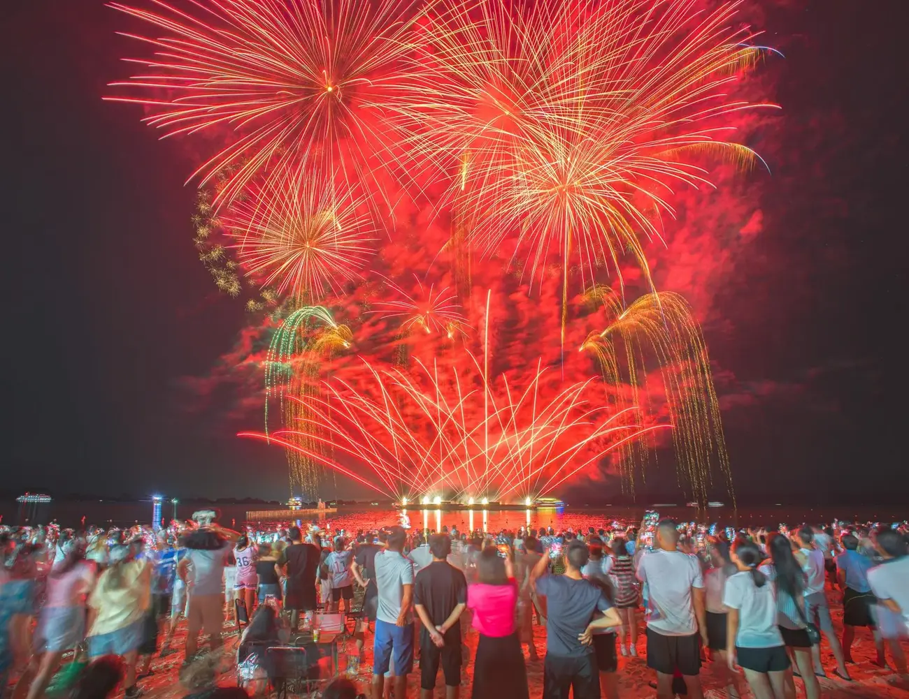 Pháo hoa tại quảng trường Sun Carnival Bãi Cháy thu hút đông đảo du khách. Ảnh: Ánh Dương.