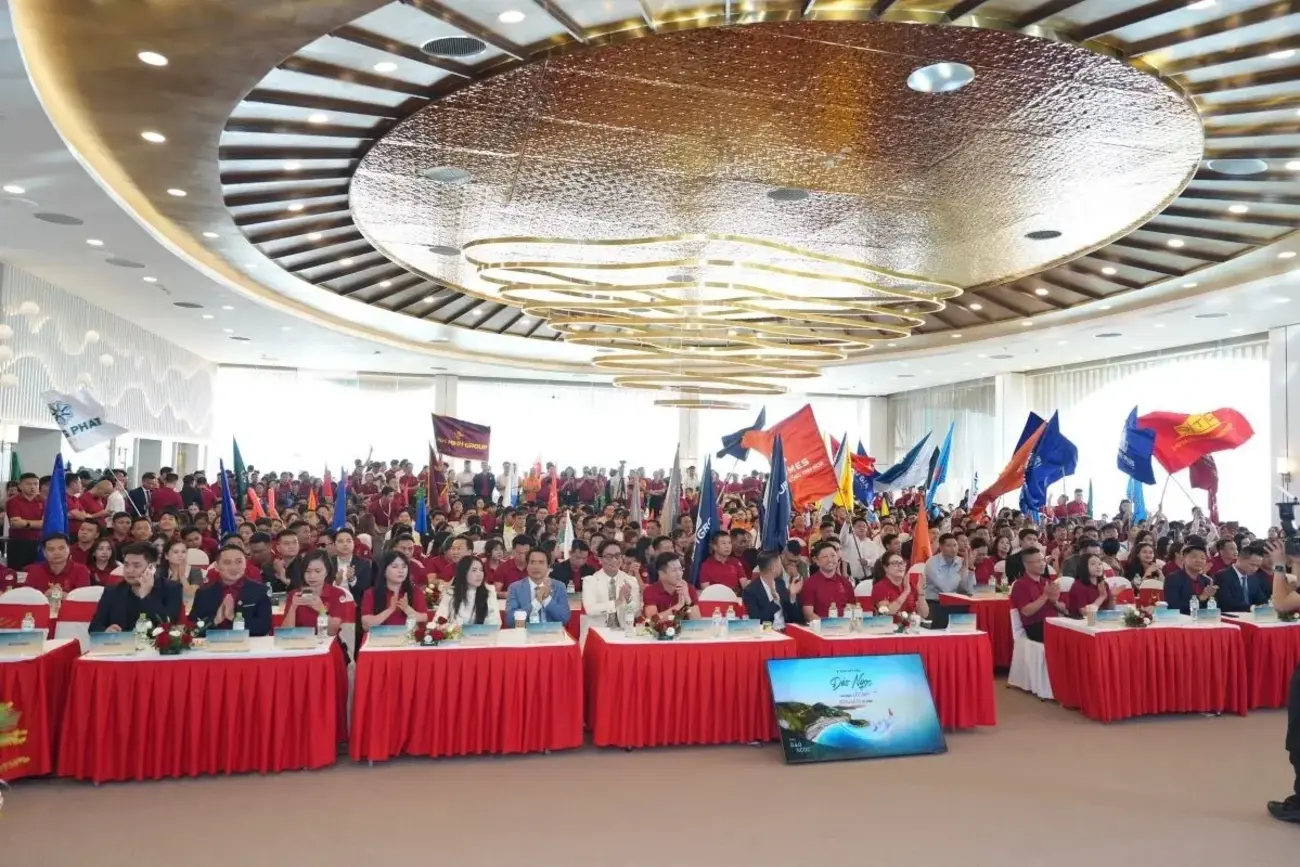Sự kiện khai trương văn phòng bán hàng và giới thiệu khu Đảo Ngọc tại Vinhomes Hải Vân Bay thu hút hàng trăm người tham dự.