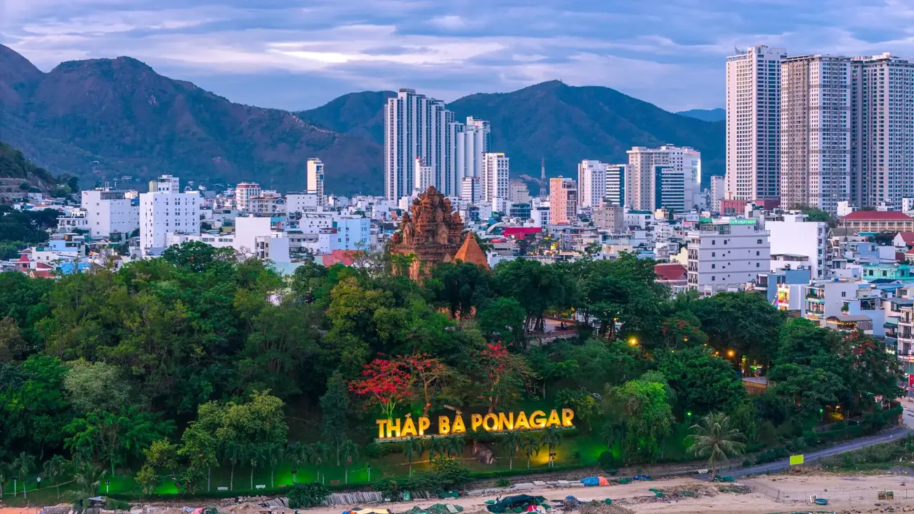 Tháp Bà Ponagar – biểu tượng kiến trúc Chăm Pa giữa lòng Nha Trang, gợi nhớ văn hóa và tâm linh cổ xưa.
