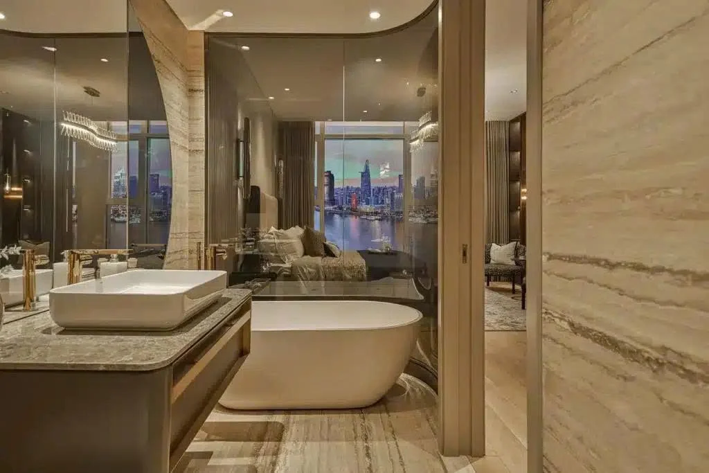 Bồn tắm nằm Villeroy & Boch tại phòng tắm master căn hộ The Opusk Residence