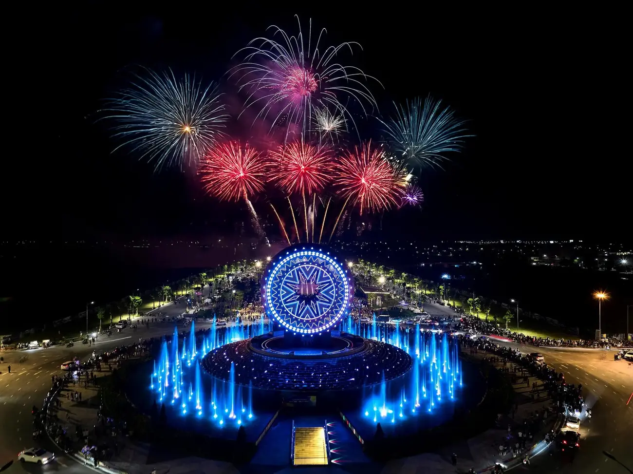 Trục đại lộ lễ hội Sun Urban City rực rỡ ánh sáng và pháo hoa, điểm đến lý tưởng mỗi cuối tuần.