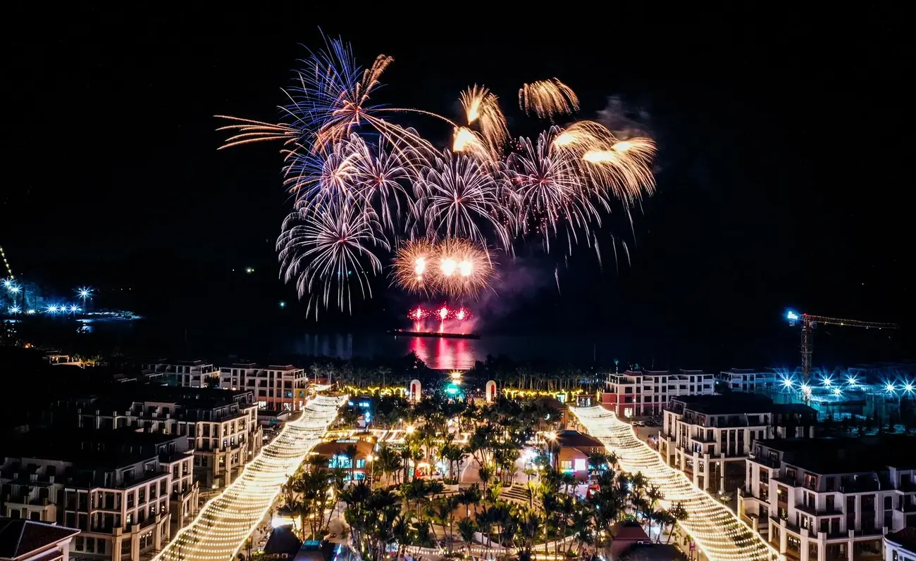 Xanh Island Cát Bà sôi động về đêm với các hoạt động giải trí và màn pháo hoa nghệ thuật. Ảnh: Ánh Dương.
